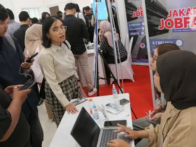 Beberapa pencari kerja saat menghadiri gelaran Job Fair Jakarta di Gelanggang Olahraga (GOR) Kemayoran, Selasa (6/5/2025). (Liputan6.com/Herman Zakharia)