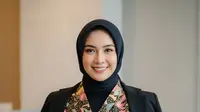 Model Baju Batik Kantor Wanita Berjilbab Modern. Foto: Gemini