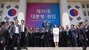 Sebagai Presiden Baru Korea Selatan, Lee Jae-myung menyatakan bahwa dirinya akan menjalankan tugas sebagai presiden dan membawa persatuan bagi negara. Lee Jae-myung juga berjanji akan menghidupkan kembali perekonomian dan mencari perdamaian dengan Korea Utara yang bersenjata nuklir melalui dialog dan kekuatan. (Lee Jin-man/POOL/AFP)