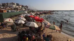 Untuk menghindari cuaca panas, warga Palestina yang mengungsi meninggalkan tenda pengungsian dan berkumpul di salah satu pantai di kota Gaza. (Omar AL-QATTAA/AFP)