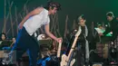 Maestro gitar Indonesia, Dewa Budjana saat konser bertajuk ' Zentuary' di Tebing Breksi, Prambanan, Sleman, DIY, Jumat (23/11). (Regina Safri)