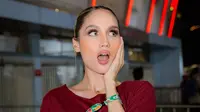 Mulai dari nuansa soft glam hingga sentuhan peachy yang segar, berikut deretan gaya makeup artis yang sukses tampil memukau saat mendukung Garuda di GBK. [@claurakiehl].