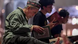 Bagi umat muslim, Ramadan merupakan bulan suci yang penuh keberkahan, ampunan dan rahmat serta kasih sayang dari Allah SWT. (BAY ISMOYO/AFP)