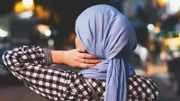 Ilustrasi perempuan berhijab. (dok. unsplash.com/Asnida Riani)