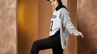 Hijab Bergo Jersey dengan Topi dan Sweater Oversize (Liputan6.com/MetaAi)