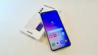 Tampilan layar Samsung Galaxy A54 5G dengan layar Super AMOLED yang lebar dan punch-hole. (Liputan6/Dinda Charmelita Trias Maharani)