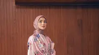 Penampilan elegan dari Citra Kirana dibalut tunik motif floral dengan detail drawstring di waist. Ia kemudian memadukannya dengan hijab warna senada dan celana kulot warna ivory.. {@inforiamiranda]