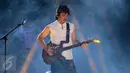 Maestro gitar Indonesia, Dewa Budjana saat tampil pada konser bertajuk ' Zentuary' di Tebing Breksi, Prambanan, Sleman, DIY, Jumat (23/11) malam. Alunan musik menghipnotis penonton yang menyaksikan di alam terbuka tersebut. (Regina Safri)