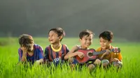 Ilustrasi anak-anak bermain, liburan sekolah. (Photo by Robert Collins on Unsplash)