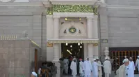 Pintu ini bukan sekadar jalur masuk biasa. Ia menyimpan jejak agung pertemuan antara Nabi Muhammad SAW dengan malaikat Jibril. Pintu inilah yang sering dilewati sang malaikat ketika membawa wahyu dari Allah Subhanahu wa Ta’ala.