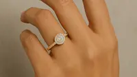 7 Model Cincin Emas yang Terlihat Simpel Tapi Bikin Tangan Terlihat Cantik dan Mewah (sumber:AI)