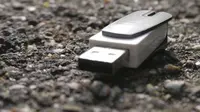 Selain buku, surat konvensional dan map, yang tergantikan oleh internet adalah fungsi flashdisk.
