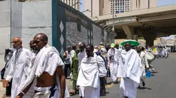 Jelang rangkaian puncak ibadah haji tahun 2025 atau 1446 Hijriah, yang secara resmi akan dimulai pada Rabu (4/6/2025), lebih dari satu juta umat Muslim dari berbagai negara telah tiba di kota Makkah, Arab Saudi. (HAZEM BADER/AFP)