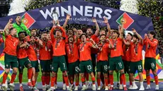 Para pemain Portugal Cristiano Ronaldo mengangkat trofi UEFA Nations League 2025 setelah memenangkan pertandingan melawan Spanyol di Allianz Stadium, Jerman pada 8 Juni 2025 atau Senin (9/6/2025) dini hari WIB. (John MACDOUGALL/AFP)