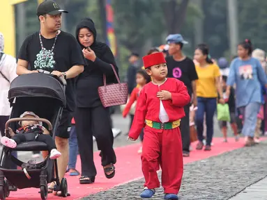 Warga mendatangi area perayaan Lebaran Betawi 2025 di lapangan Monumen Nasional (Monas), Jakarta, Sabtu (26/4/2025). (Liputan6.com/Angga Yuniar)