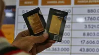 Pada Rabu (14/5/2025), harga emas Galeri 24 untuk berat 1 gram dijual dikisaran Rp1,907 juta atau turun Rp14 ribu dibandingkan Selasa (13/5/2025). Dan harga emas buatan UBS turun Rp15.000 dari semula Rp1.929.000 per gram menjadi Rp1.914.000  per gram. (Liputan6.com/Angga Yuniar)