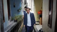 Gubernur DKI Jakarta Pramono Anung menyambangi rumah A, bocah dua tahun yang hanyut saat proses evakuasi banjir di Jalan J, Gang Perintis RT 010/RW 010, Kebon Baru, Tebet, Jakarta Selatan. (Merdeka.com/ Nur Habibie)