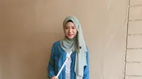 Hijab casual dengan sentuhan denim ala Hijabers Korea. (sumber foto: @xolovelyayana/instagram)