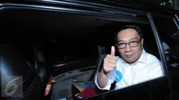 Walikota Bandung Ridwan Kamil mengacungkan jempolnya saat akan meninggalkan Gedung KPK, Jakarta, Selasa (24/11). Kang Emil bermaksud mengkoordinasikan penyelenggaraan Festival Hari Antikorupsi 2015 di Bandung pada Desember. (Liputan6.com/Helmi Afandi)