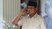 Capres nomor urut 02 Prabowo Subianto memberi hormat saat menerima kedatangan Persatuan Purnawirawan Indonesia Raya (PPIR) di Jalan Kertanegara IV, Kebayoran Baru, Jakarta, Kamis (18/4). Prabowo dana puluhan anggota PPIR selanjutnya berbincang-bincang di dalam. (Liputan6.com/JohanTallo)