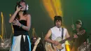 Penampilan Dewa Budjana saat duet dengan Cabrini Asteriska saat konser bertajuk ' Zentuary' di Tebing Breksi, Prambanan, Sleman, DIY, Jumat (23/11). (Regina Safri)