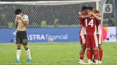 Pemain Timnas Indonesia berpelukan usai mengalahkan China pada lanjutan putaran ketiga kualifikasi Piala Dunia 2026 zona Asia grup C di Stadion Utama Gelora Bung Karno, Jakarta, Kamis (5/6/2025). (Liputan6.com/Angga Yuniar)